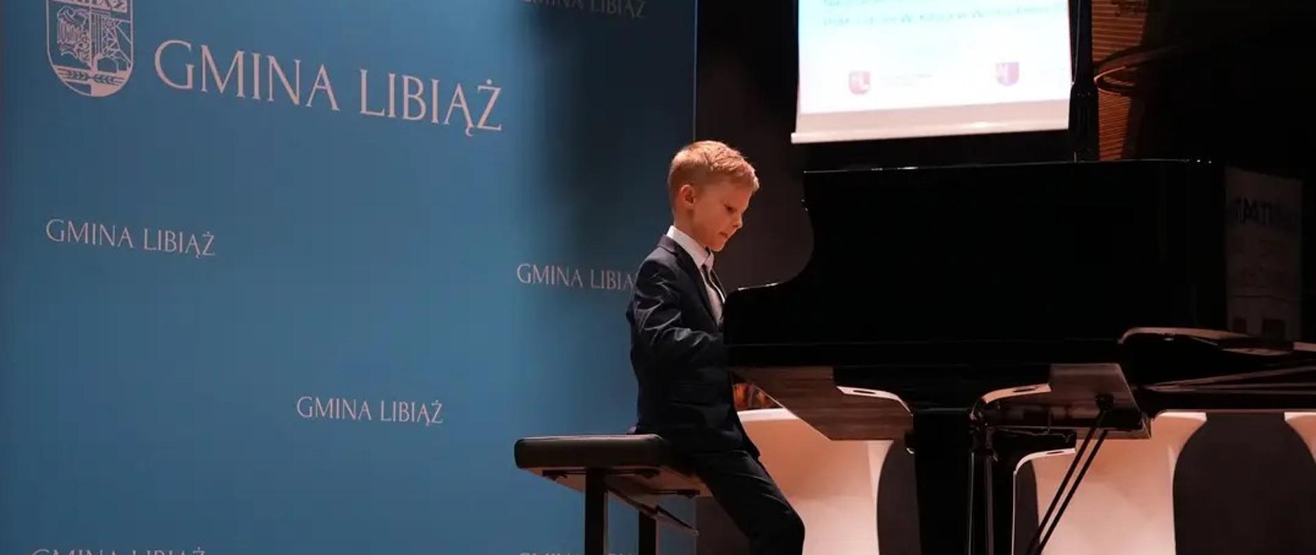 Chłopczyk gra na fortepianie