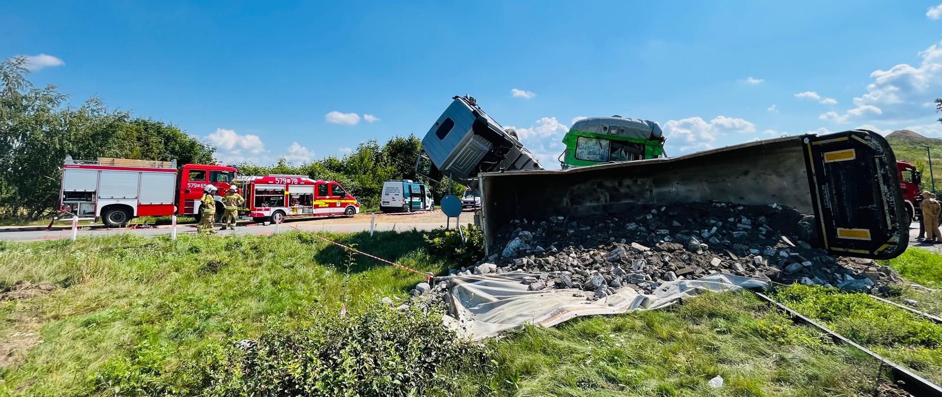 Na niestrzeżonym przejeździe kolejowo-drogowym w Dalanówku koło Płońska, doszło do wypadku. Samochód ciężarowy z podpiętą naczepą-wywrotką zderzył się z nadjeżdżającym szynobusem relacji Nowy Dwór Mazowiecki – Sierpc. 