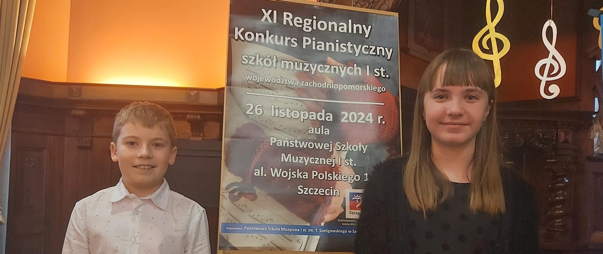 Jakub Molenda i Katarzyna Gil przy afiszu Konkursu Fortepianowego w Szczecinie