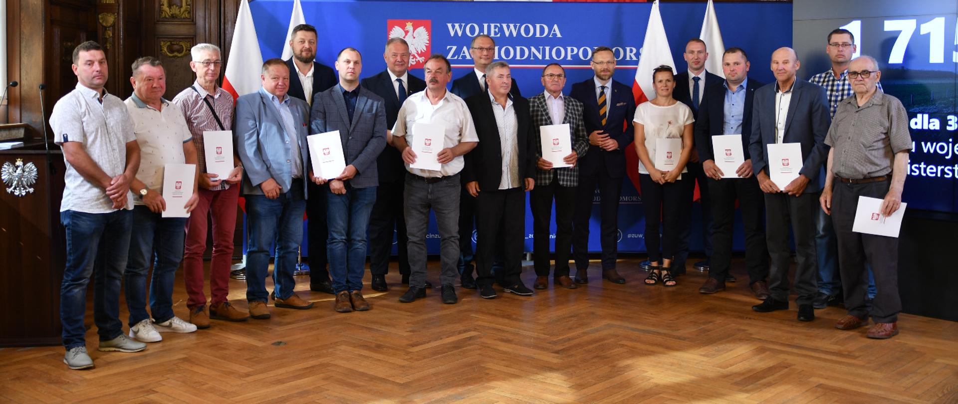 w pierwszym rzędzie przedstawiciele spółek wodnych, którzy podpisali umowy, z tyłu: poseł Leszek Dobrzyński, wicewojewoda Tomasz Wójcik i wojewoda Zbigniew Bogucki 