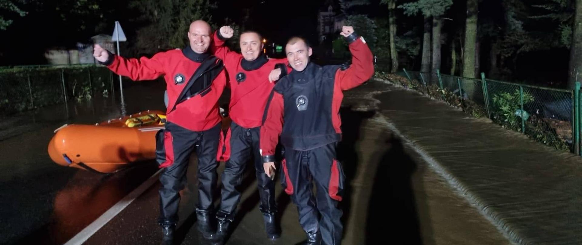 Nocna akcja ratunkowa w Kamieńcu Ząbkowickim - Bohaterowie w Mundurach