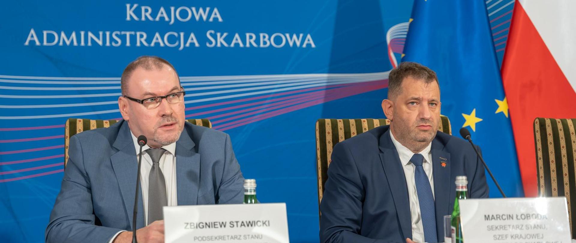 Szef KAS Marcin Łoboda i zastępca Szef KAS Zbigniew Stawicki podczas konferencji