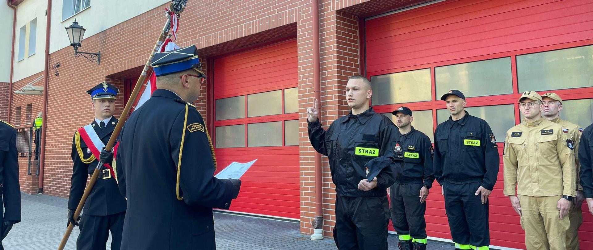Ślubowanie strażaka w obecności pracowników KM PSP Sopot