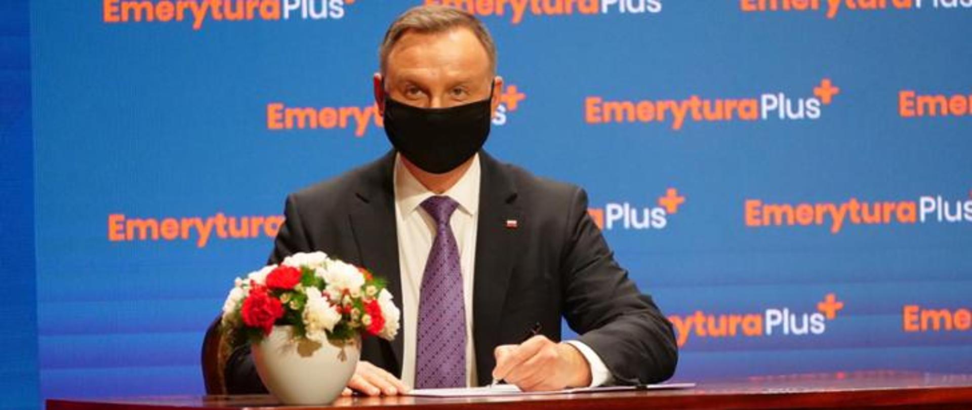 Prezydent Andrzej Duda podpisuje ustawę