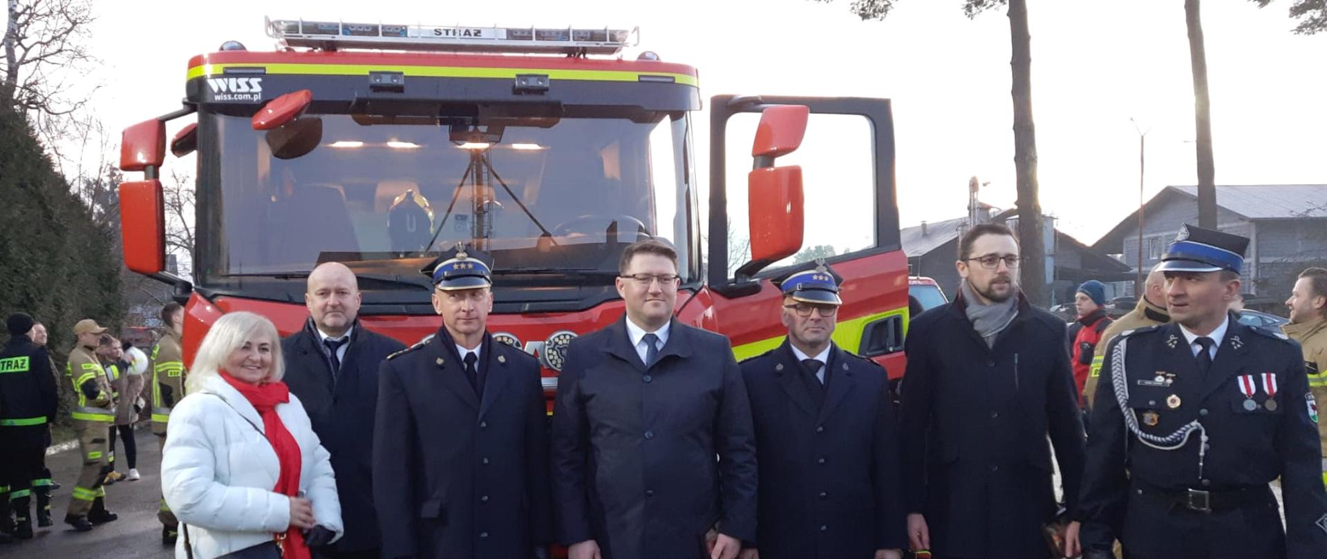 Uroczyste przekazanie nowego samochodu ratowniczo-gaśniczego dla jednostki OSP w Woli