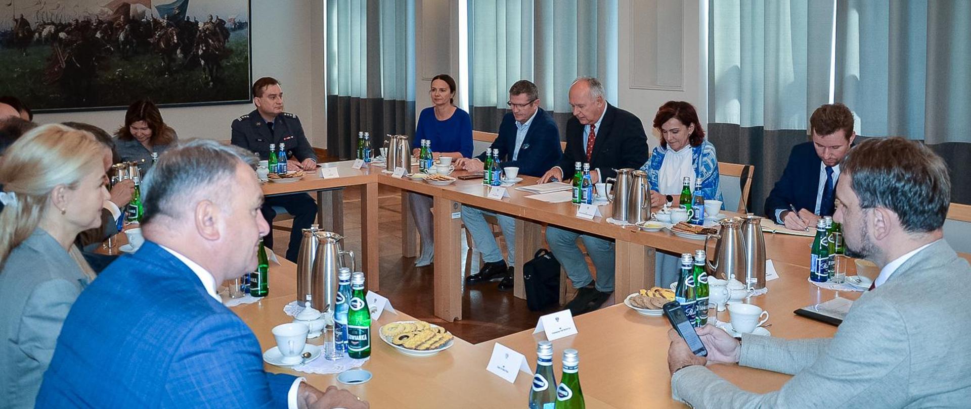 W piątek, 19 lipca br. Paweł Zalewski, sekretarz stanu w MON spotkał się z deputowanymi Grupy Parlamentarnej Rady Najwyższej Ukrainy ds. stosunków międzyparlamentarnych z Rzeczpospolitą Polską. 