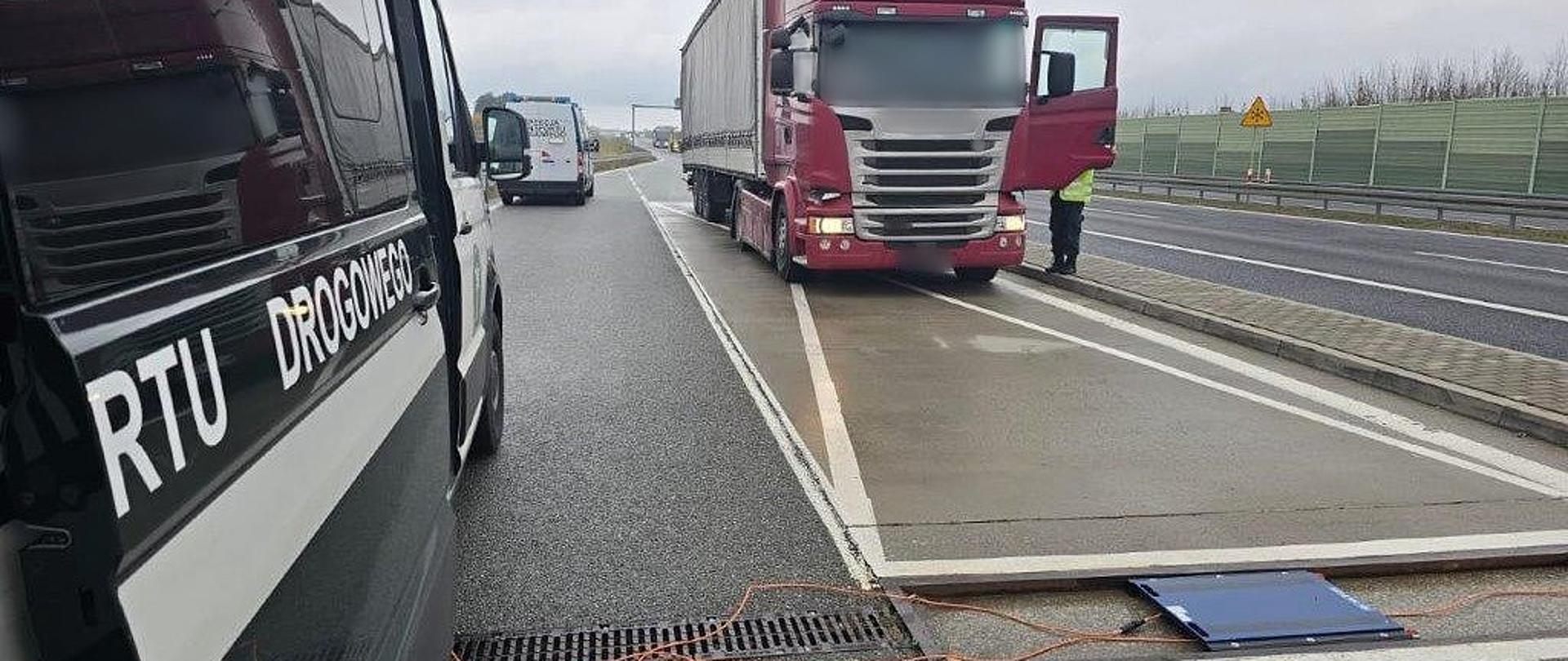 Miejsce kontroli ciężarówki przeładowanej pustakami betonowymi. Zestaw zatrzymał na ekspresowej „siódemce”, w pobliżu Grójca, patrol mazowieckiej Inspekcji Transportu Drogowego z Radomia.