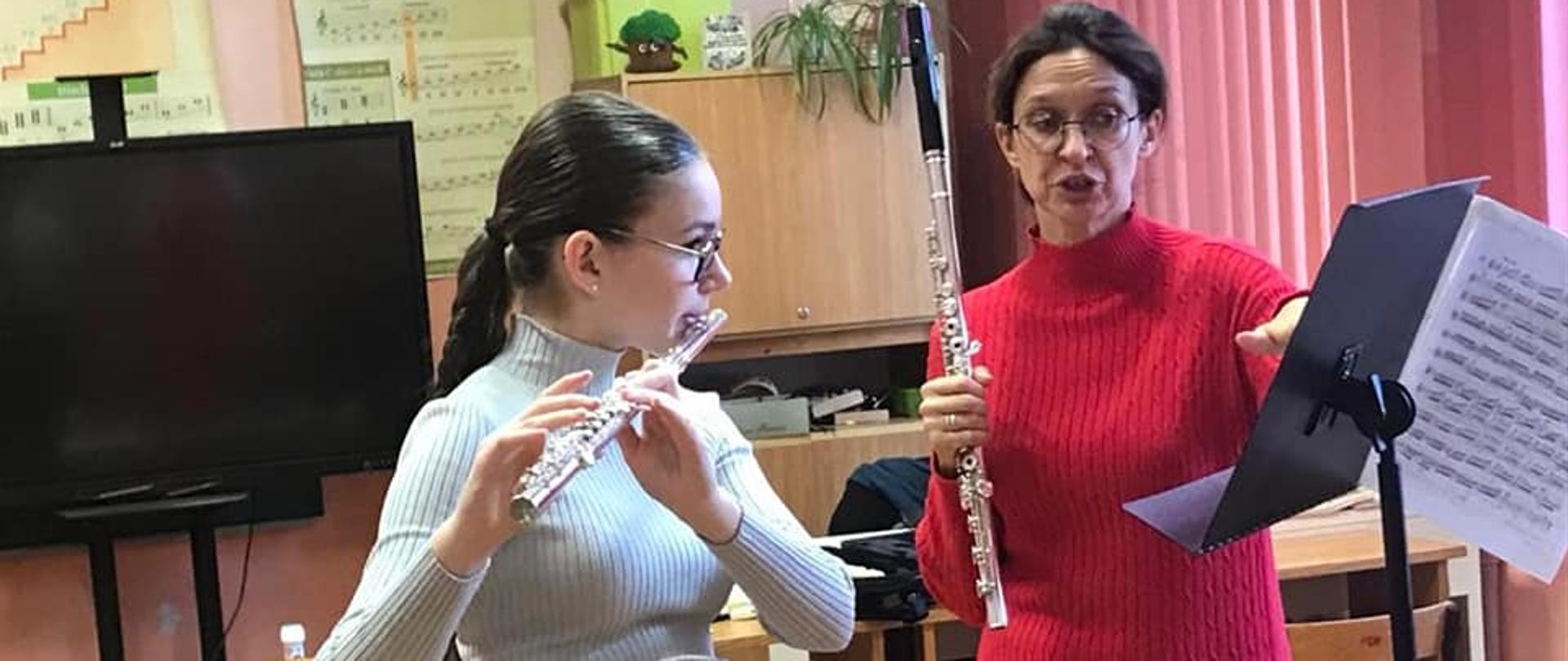 Uczennica i wykładowca p. Magda Morus-Fijałkowska grające na flecie -podczas warsztatów