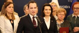 Konferencja prasowa z Minister Marzeną Okłą-Drewnowicz oraz Wicewojewodą Patrykiem Fajdkiem dot. ustawy o bonie senioralnym w województwie mazowieckim.