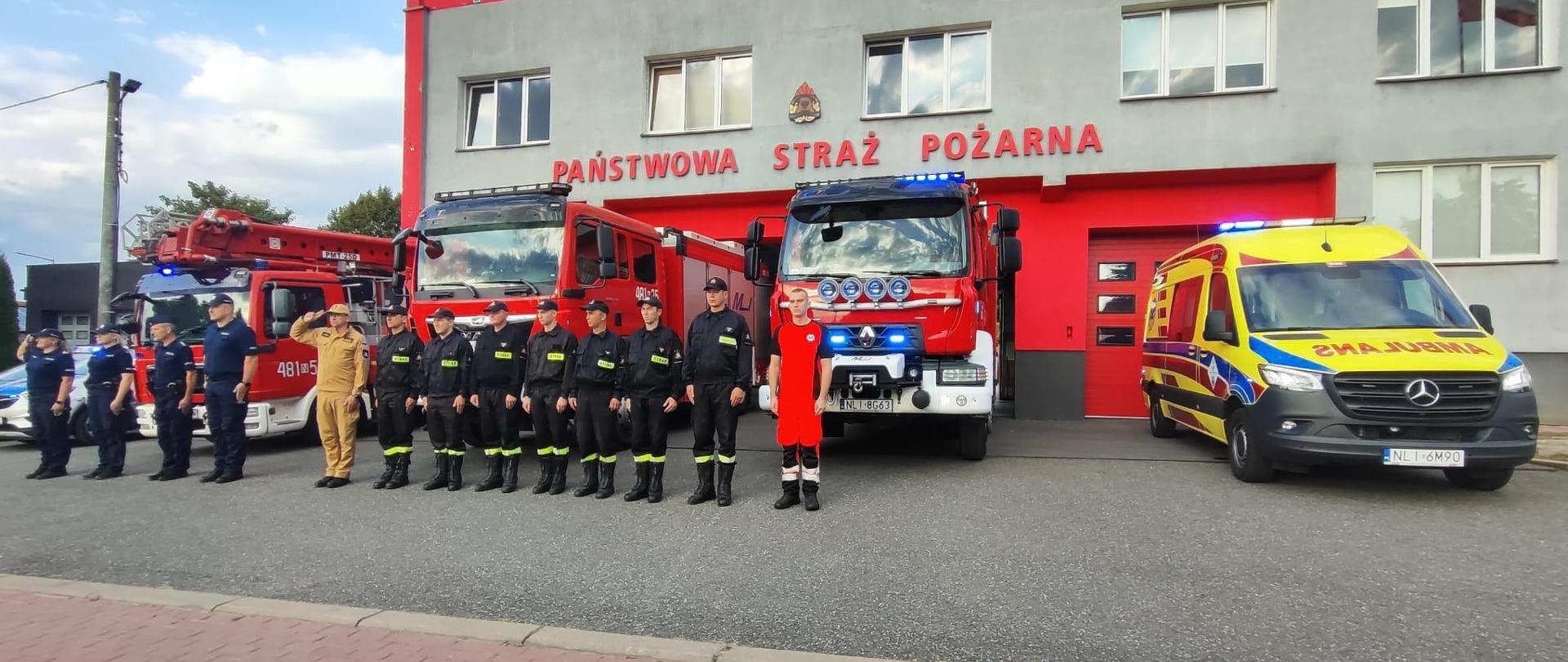 Zdjęcie przedstawia strażaków, policjantów oraz ratownika medycznego podczas zbiórki oddającej honory tragicznie zmarłym strażakom z Komendy Miejskiej w Poznaniu