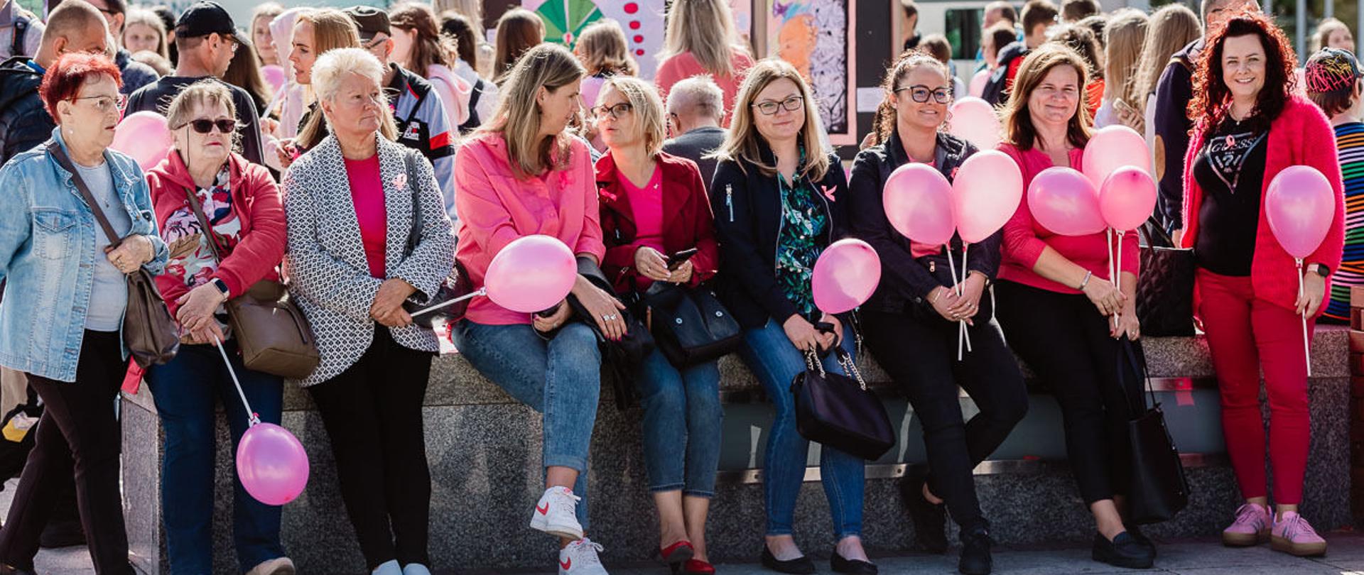 Uczestnicy marszu Różowej Wstążeczki