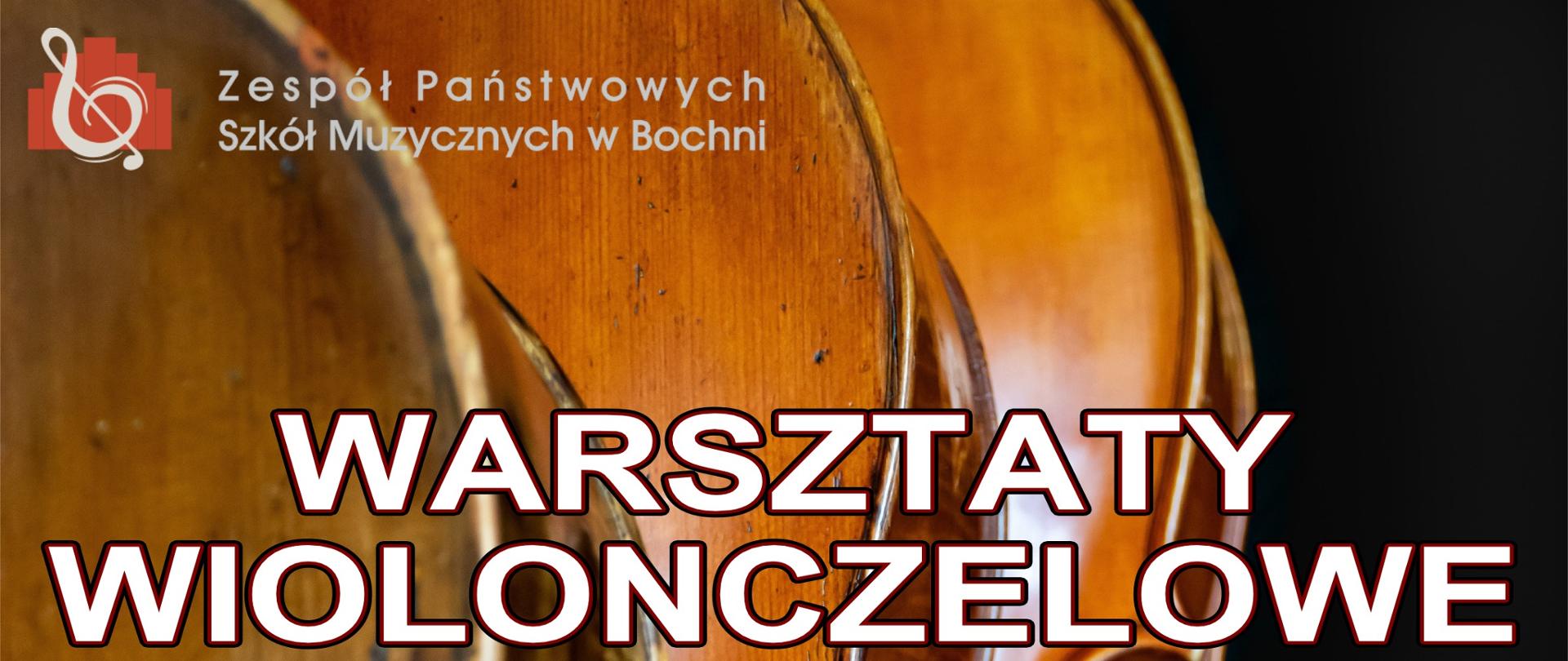 Grafika na ciemnym tle z widocznymi elementami części pudeł rezonansowych trzech wiolonczel, zawiera w lewym górnym rogu logo szkoły oraz w części centralnej białymi drukowanymi literami treść: "Warsztaty wiolonczelowe dla nauczycieli i uczniów ZPSM w Bochni, prowadzący mgr Radosław Bukała" Na dole znajduje się napis: "Bochnia, 12 grudnia 2024 r."