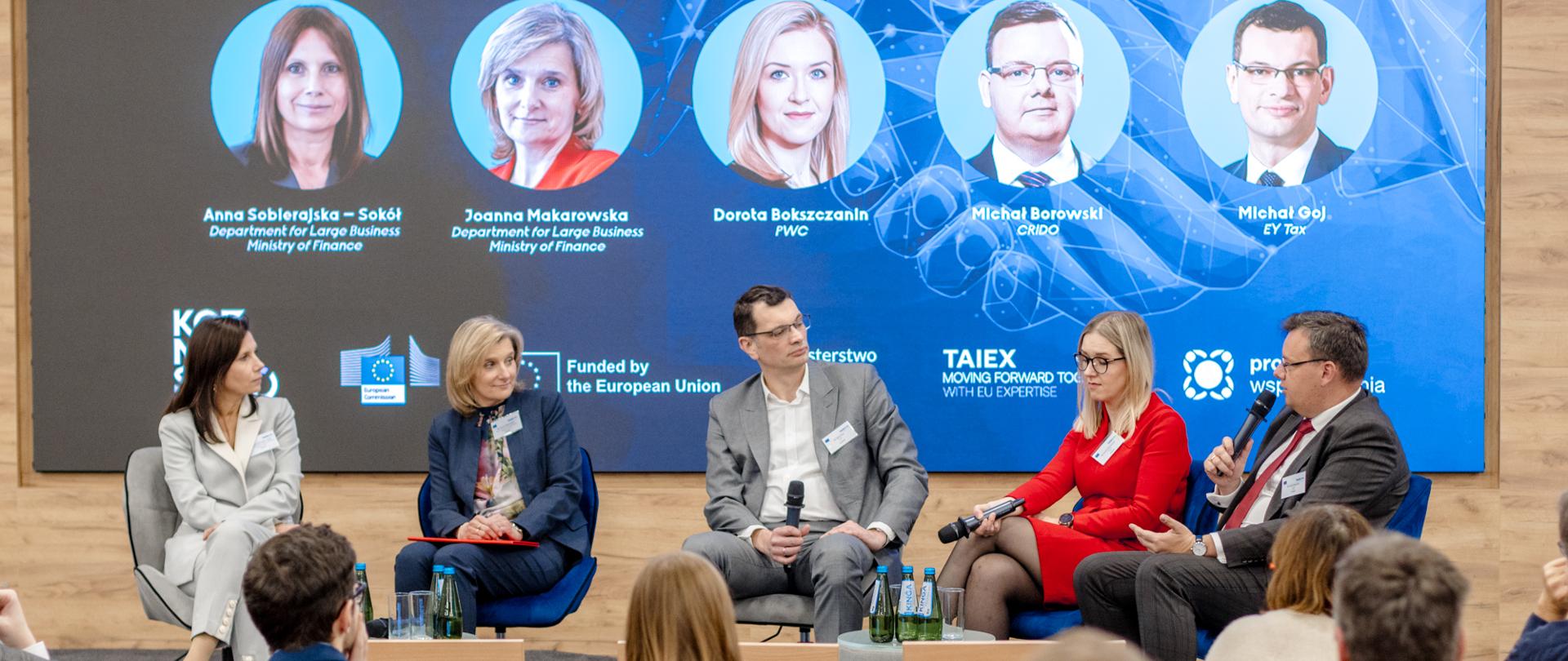 Uczestnicy konferencji na temat oceny pilotażu Programu Współdziałania w Polsce, w tle ekran z nazwiskami panelistów, m.in. dyrektor J. Makarowskiej z Dep. Kluczowych Podmiotów MF