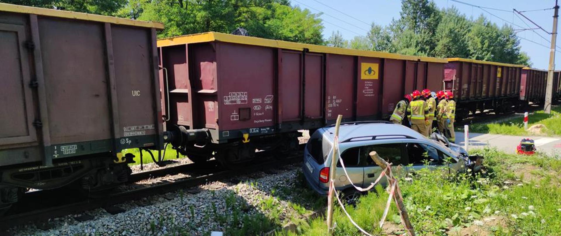 Działania ratownicze podczas wypadku na przejeździe kolejowym w miejscowości Okrągła.