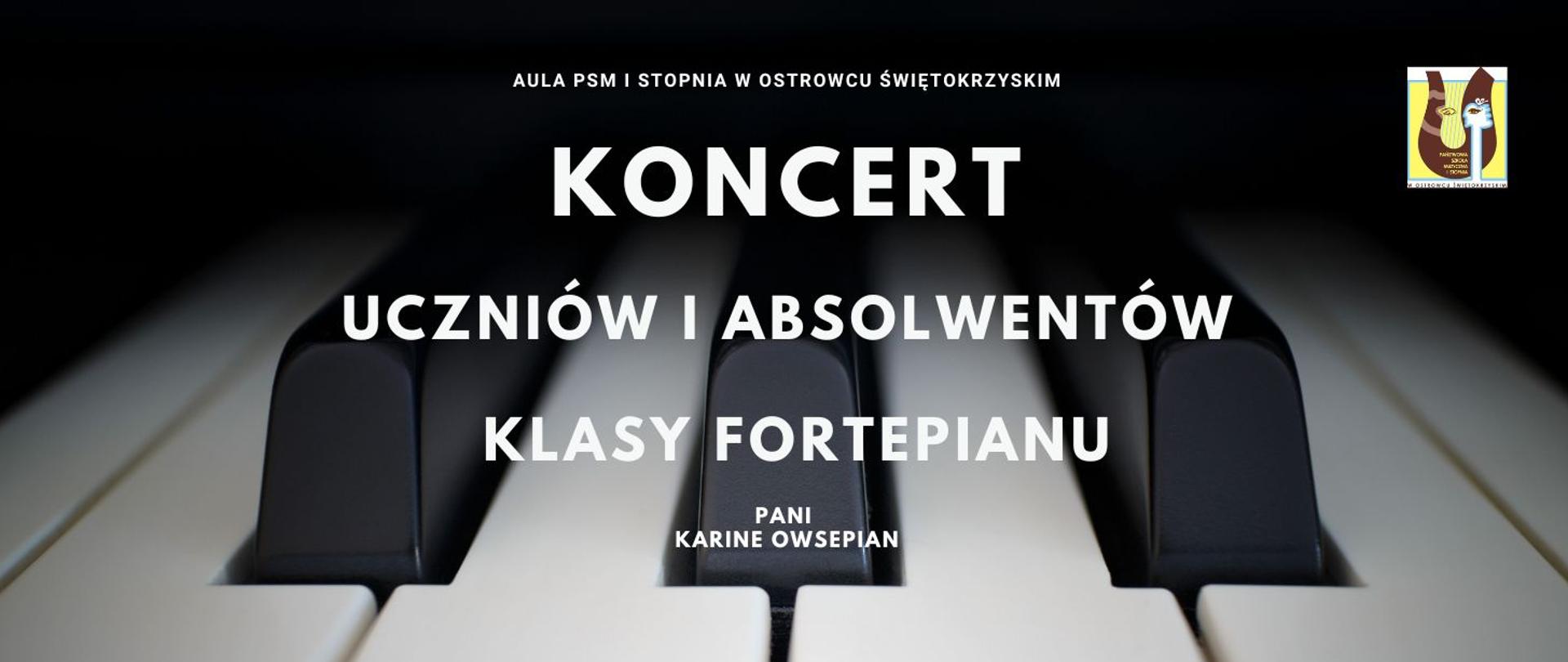 zdjęcie przedstawia fragment klawiatury fortepianowej z napisami w kolorze białym, z logo szkoły w prawym górnym roku