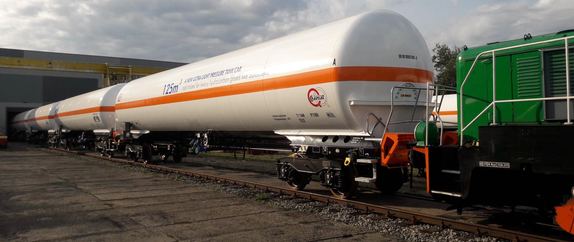 Pro-ecological tank car for the transport of liquefied gaseous products