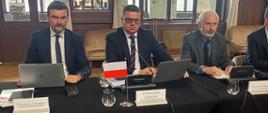 Wiceminister infrastruktury Przemysław Koperski na spotkaniu grupy V4 w Pradze