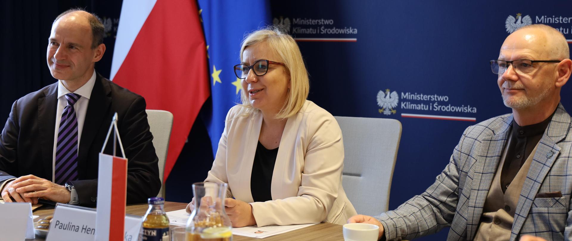 Ministra Paulina Hennig-Kloska razem z przedstawicielami resortu w trakcie spotkania z Ambasadorem Czech