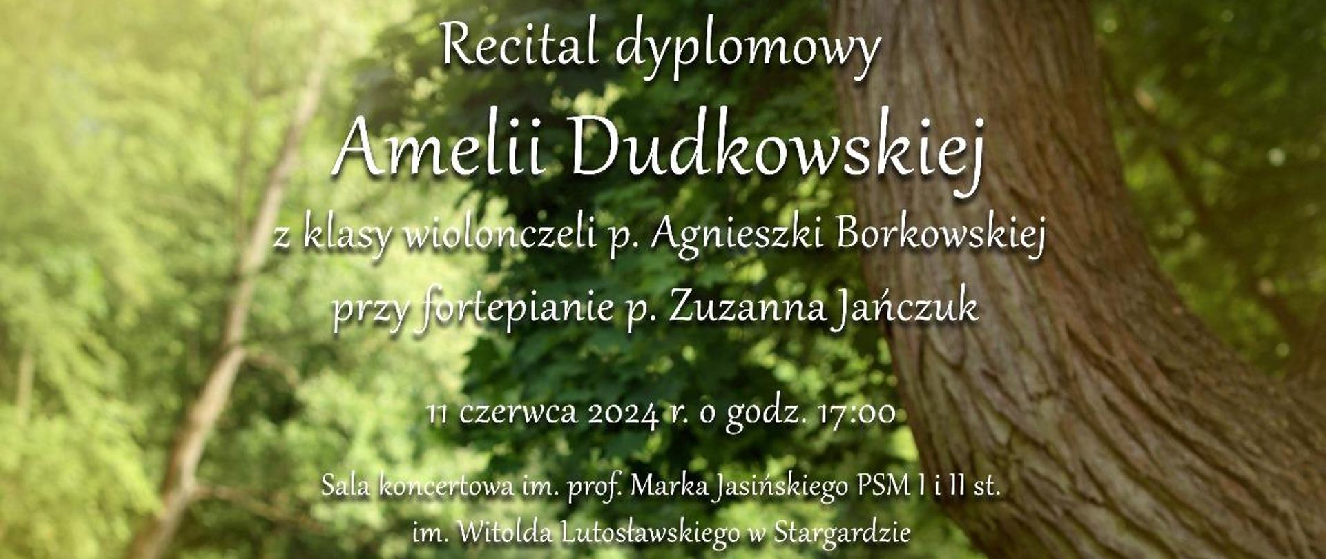 Plakat informujący o recitalu dyplomowym Amelii Dudkowskiej w dniu 11 czerwca 2024 o godzinie 17.00. Tłem plakatu jest zdjęcie uczennicy, która siedzi bokiem i gra na wiolonczeli wśród wiosennej zieleni nad rzeką. Z prawej strony widać pień pochylonego dużego drzewa. Amelia ubrana jest w koronkowa czarną suknię z beżowa podszewką bez rękawów. 