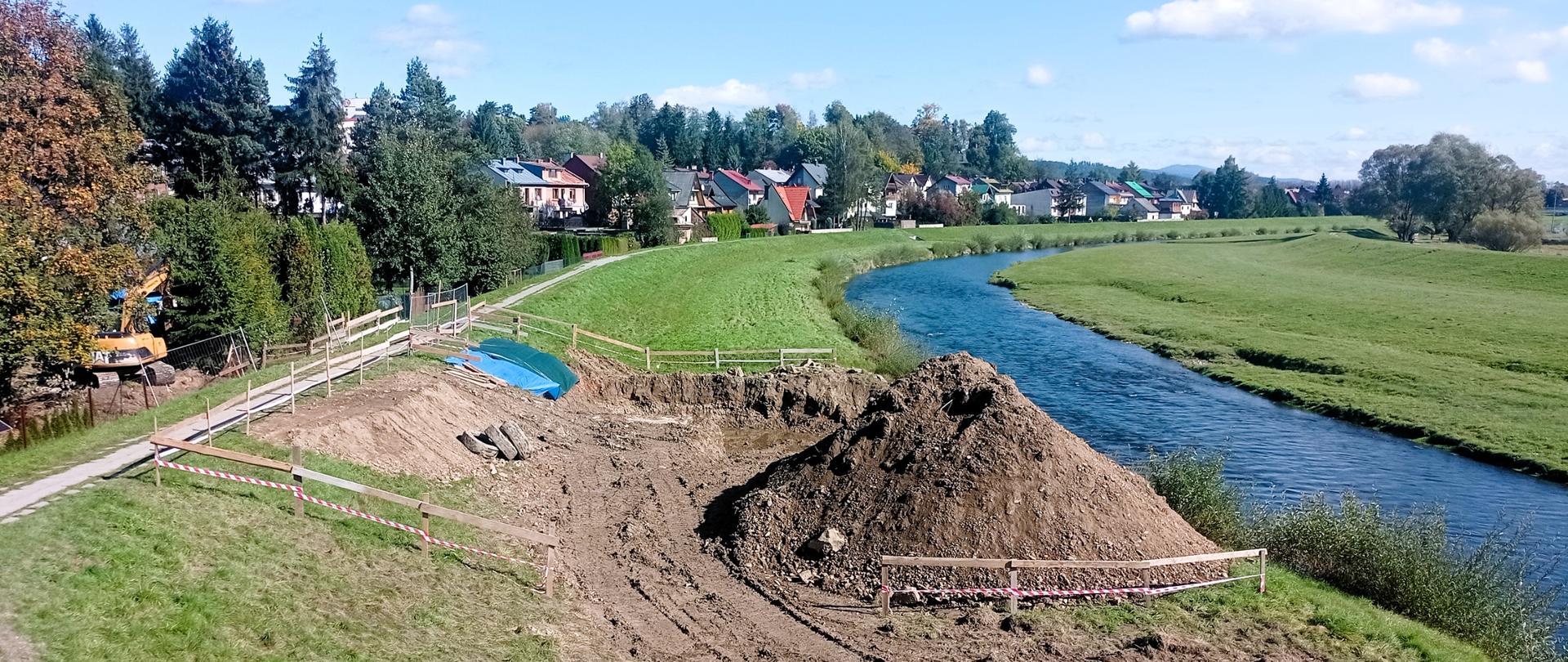 Rozkopany wał rzeki Czarny Dunajec w Nowym Targu