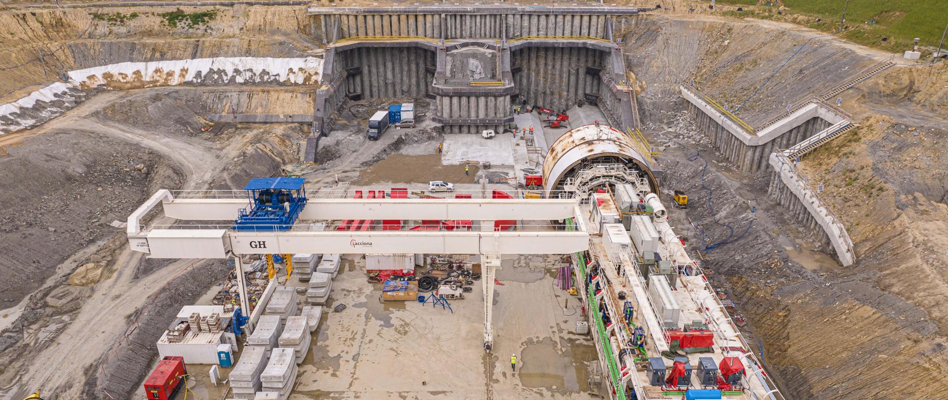 Widok na portal południowy budowy tunelu na S19 Rzeszów Płd. - Babica, widać maszynę TBM na placu budowy