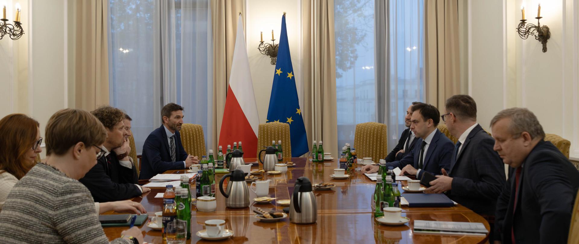 Minister finansów Andrzej Domański i podsekretarz stanu Paweł Karbownik z prezesem Europejskiego Trybunału Obrachunkowego podczas spotkania.