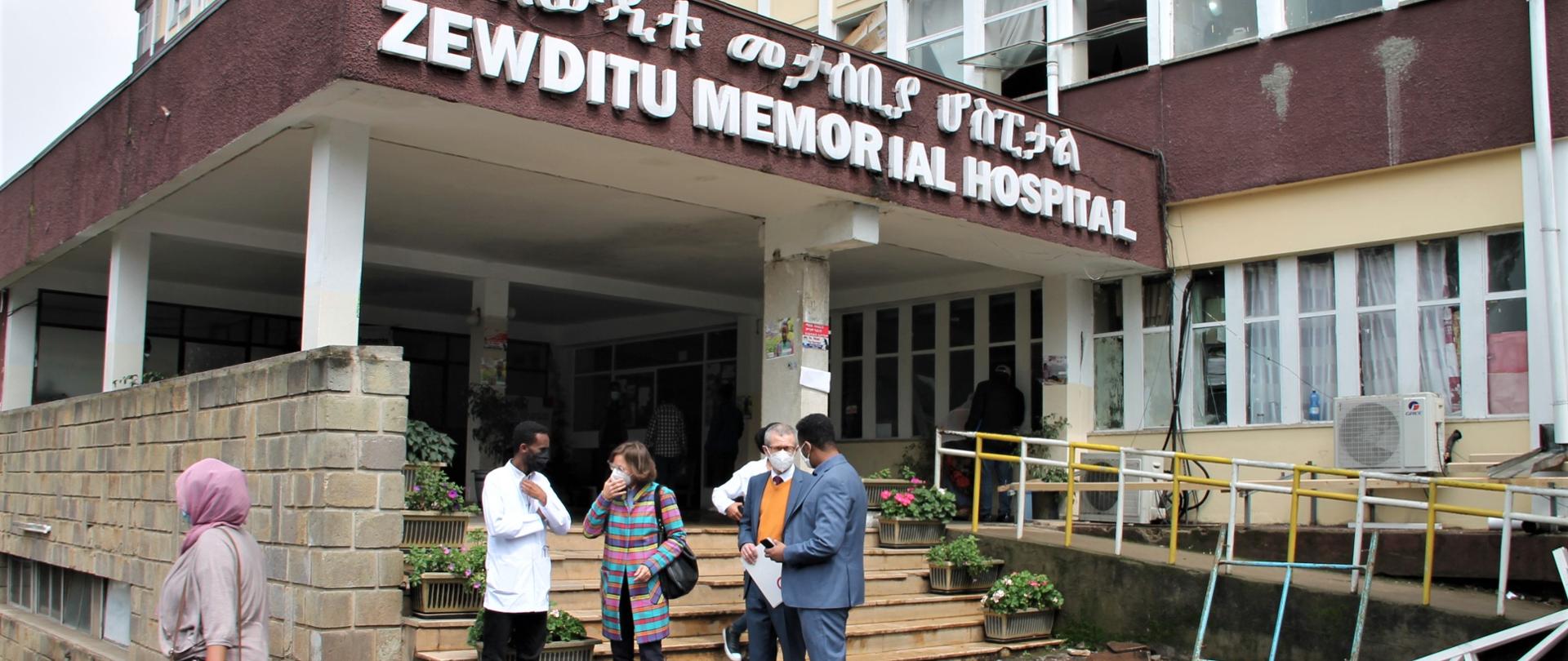 Amb. P. Bobak, I Radca D. Bobak, dr Zelalem Chimdesa, dyrektor szpitala Zewditu Memorial Hospital, dr Henok Fisseha, koordynator przed wejściem do placówki