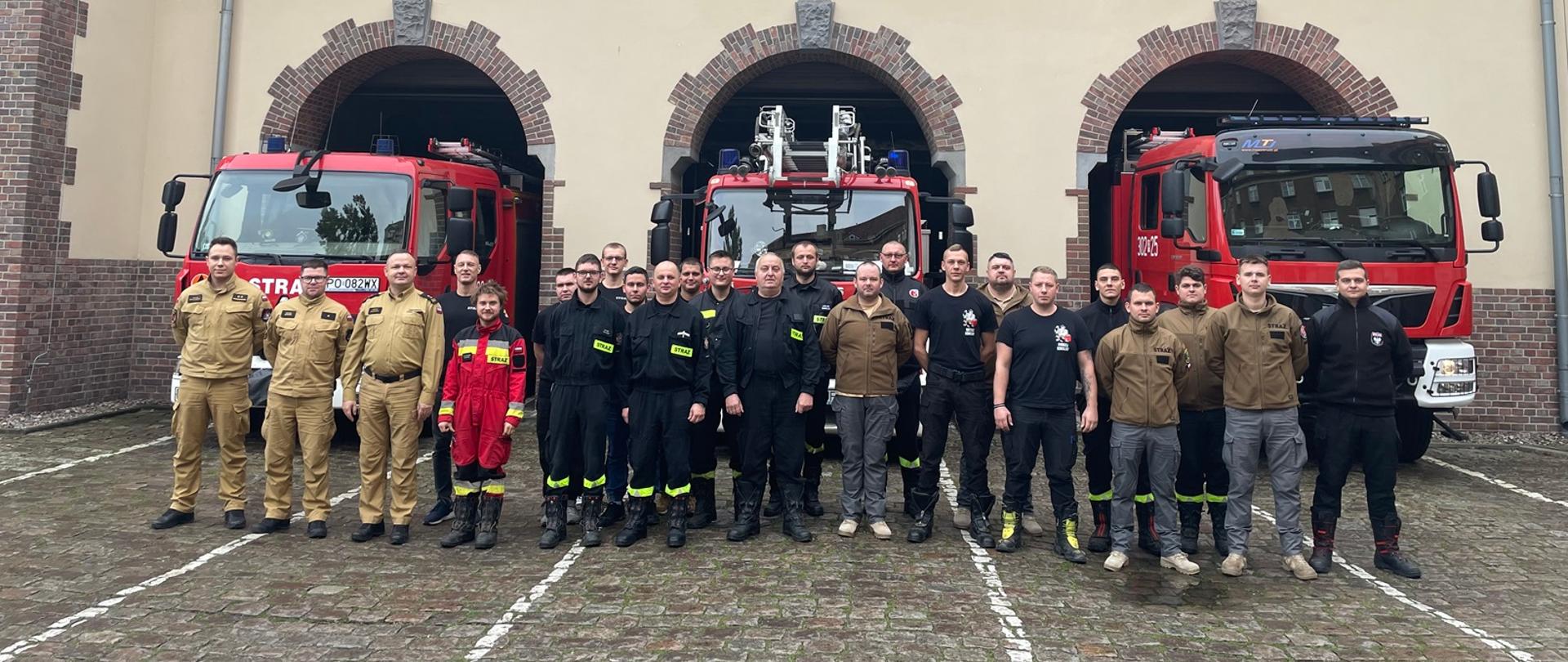 zdjęcie grupowe strażaków zrobione na zakończenie Szkolenia dowódców dla strażaków OSP