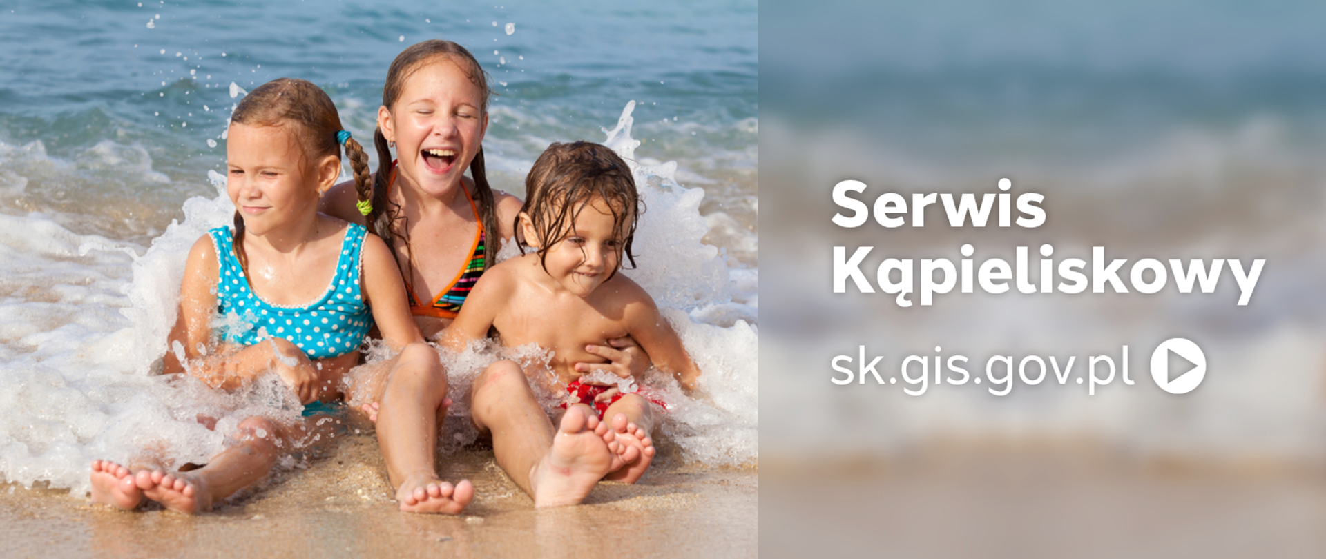 na brzegu spienionej wody siedzą radosne dzieci w strojach kapielowych, z prawej strony napis Serwis kąpieliskowy sk.gis.gov.pl