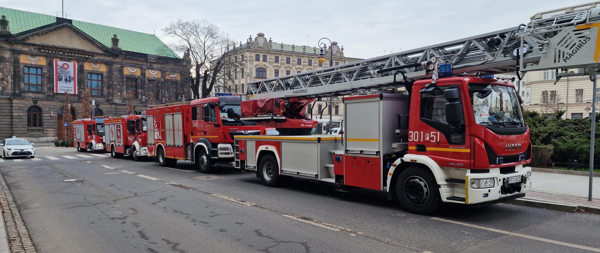 Zastępy straży pożarnej biorące udział w ćwiczeniach