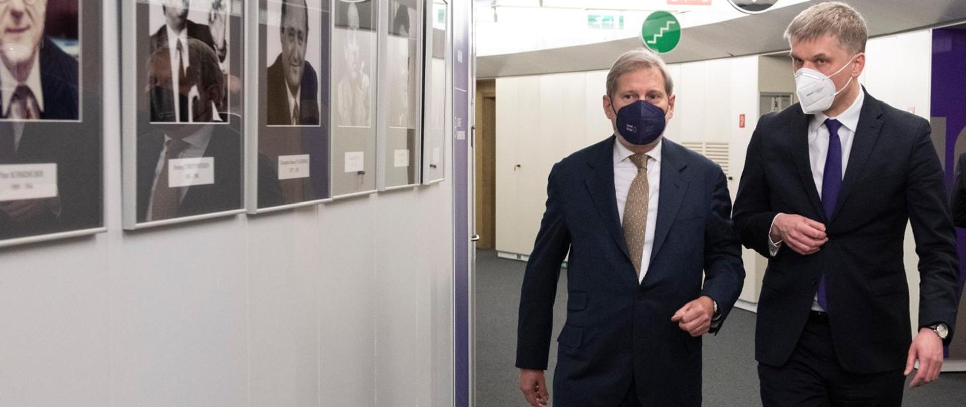 Minister of Development and Technology Piotr Nowak and Commissioner Johannes Hahn are walking down the corridor 
