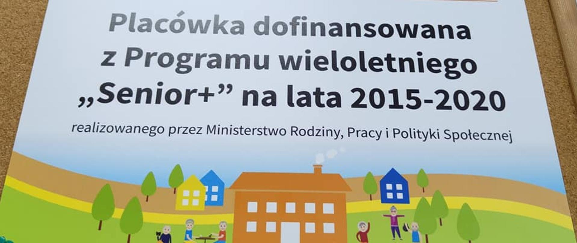 Zdjęcie przedstawia tablicę m.in. z napisem "Placówka dofinansowana z Programu wieloletniego "Senior+" na lata 2015-2020, realizowanego przez Ministerstwo Rodziny, Pracy i Polityki Społecznej".