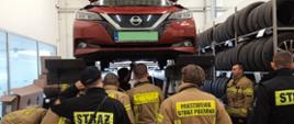 Szkolenie białostockich strażaków z budowy pojazdów o napędzie elektrycznym