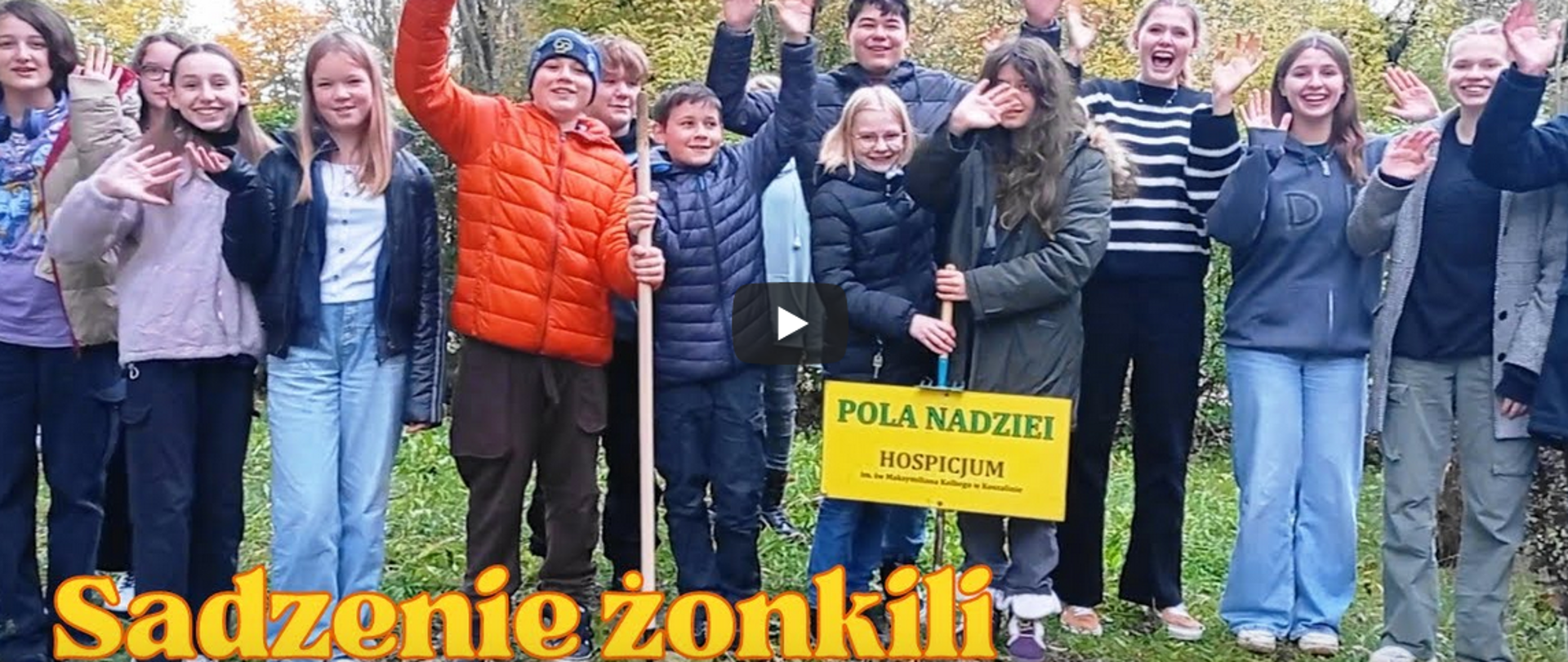 Uczniowie ZPSM, sadzą żonkile, napis sadzenie żonkili