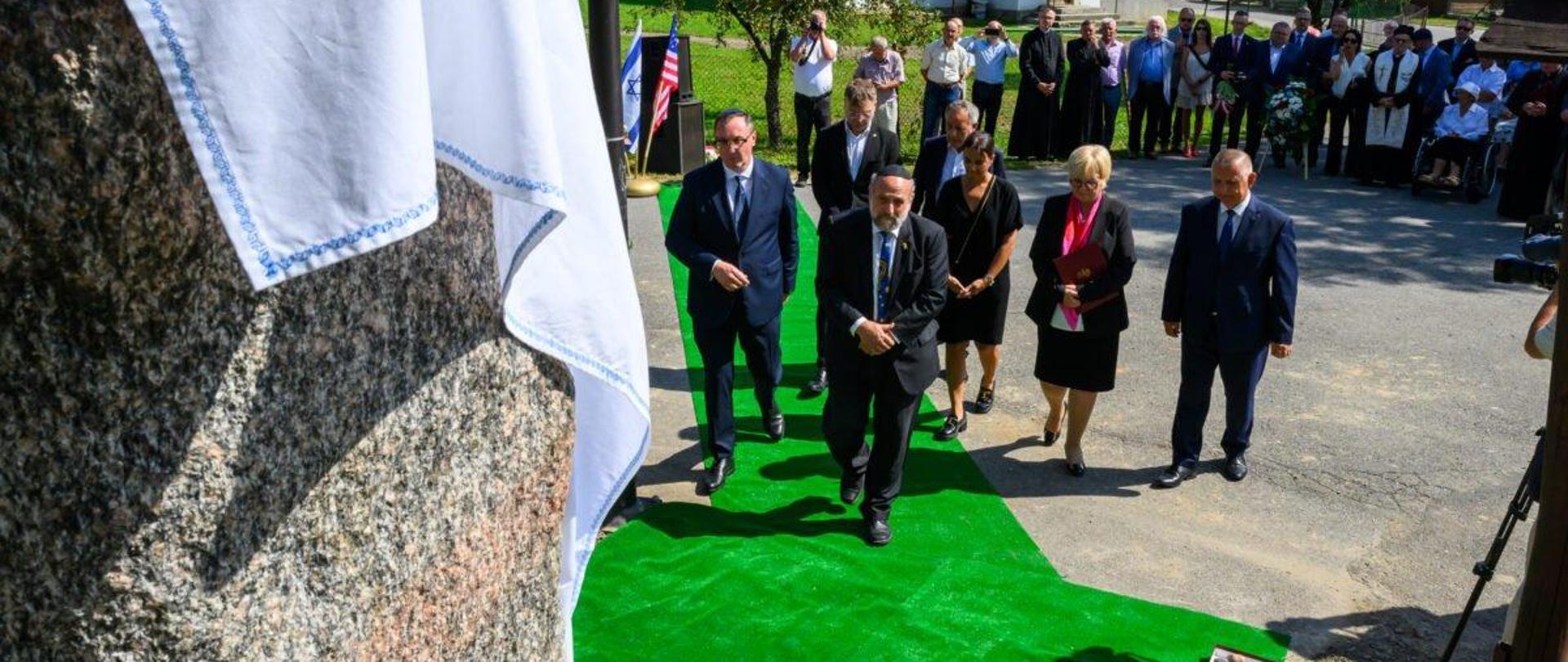 Uczestnicy uroczystości odsłonięcia pomnika w Baligrodzie