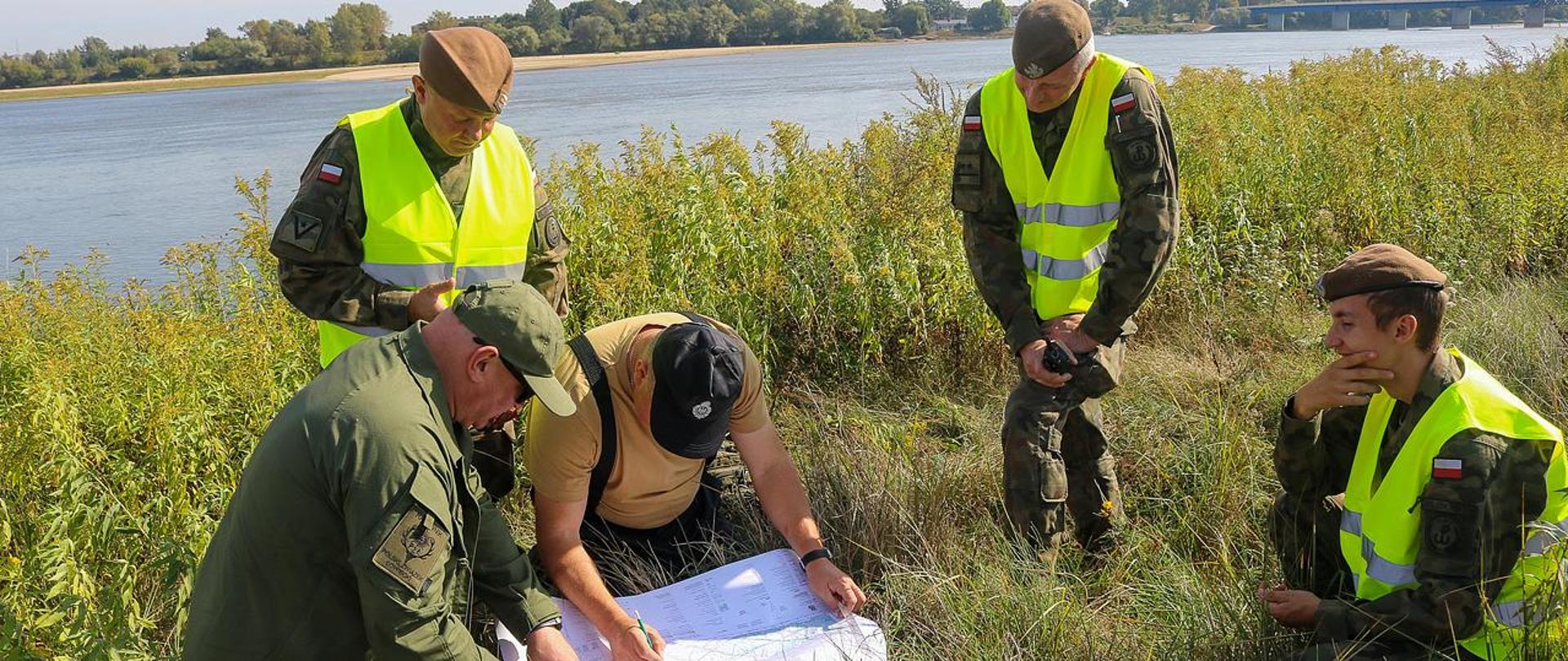 W dniach 8-9 września 2024 roku w Dęblinie - z inicjatywy Łowczego Krajowego Eugeniusza Grzeszczaka odbyły się ćwiczenia poszukiwawczo-ratownicze ULISSES 2024, które zgromadziły przedstawicieli różnych formacji: Wojska Obrony Terytorialnej (WOT), Ochotniczej Straży Pożarnej (OSP) oraz Polskiego Związku Łowieckiego (PZŁ). Celem ćwiczeń było doskonalenie współpracy w zakresie poszukiwania osób zaginionych w terenach otwartych. Fot. PZŁ