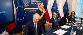 "Aktywny Maluch" i "Aktywny Rodzic" czyli rządowe programy związane z opieką i rozwojem najmłodszych dzieci były tematem konferencji, która odbyła się dziś w siedzibie Dolnośląskiego Urzędu Wojewódzkiego. Na zaproszenie Ministerstwa Rodziny, Pracy i Polityki Społecznej oraz Wojewody Dolnośląskiego Macieja Awiżenia odpowiedziało blisko 100 samorządowców z Dolnego Śląska. Na konferencję zaproszeni byli samorządowcy, przedstawiciele placówek opieki dziennej nad dziećmi oraz aktywiści z Dolnego Śląska.Ministra Aleksandra Gajewska przedstawiła założenia programów "Aktywny Maluch" i "Aktywny Rodzic".
