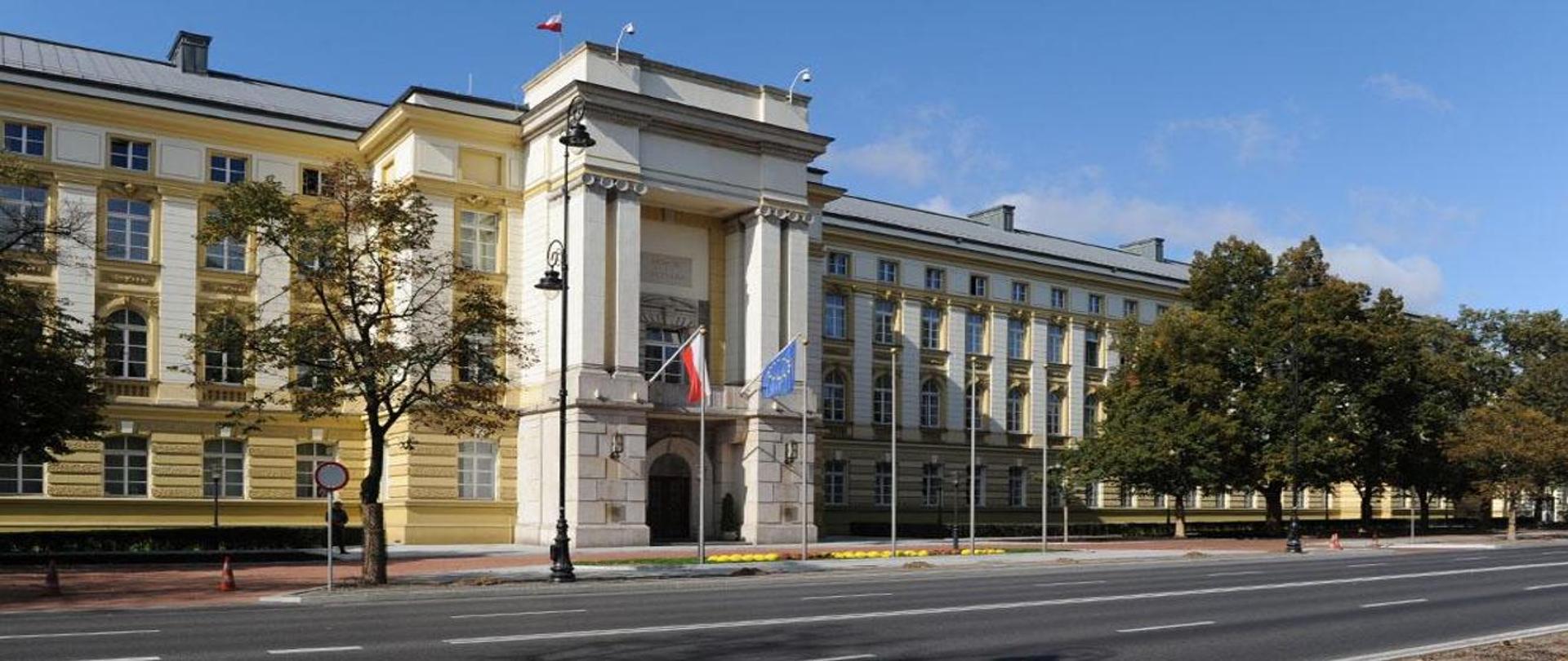 Budynek Rady Ministrów w słońcu