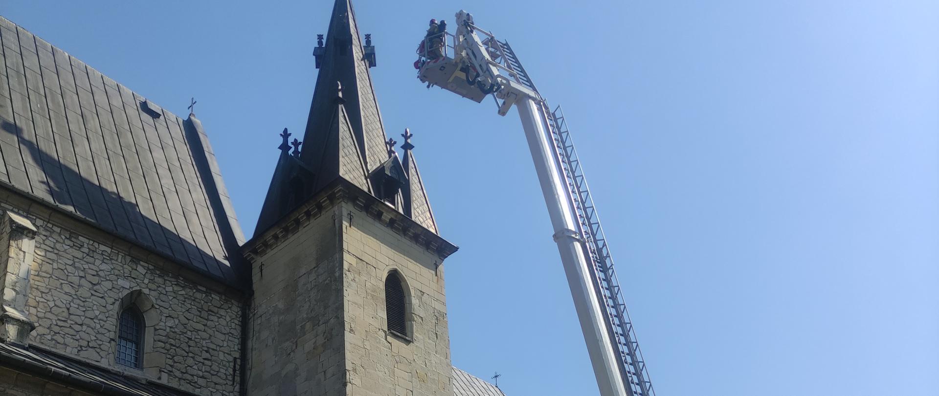 Ćwiczenia strażaków na obiekcie kościoła