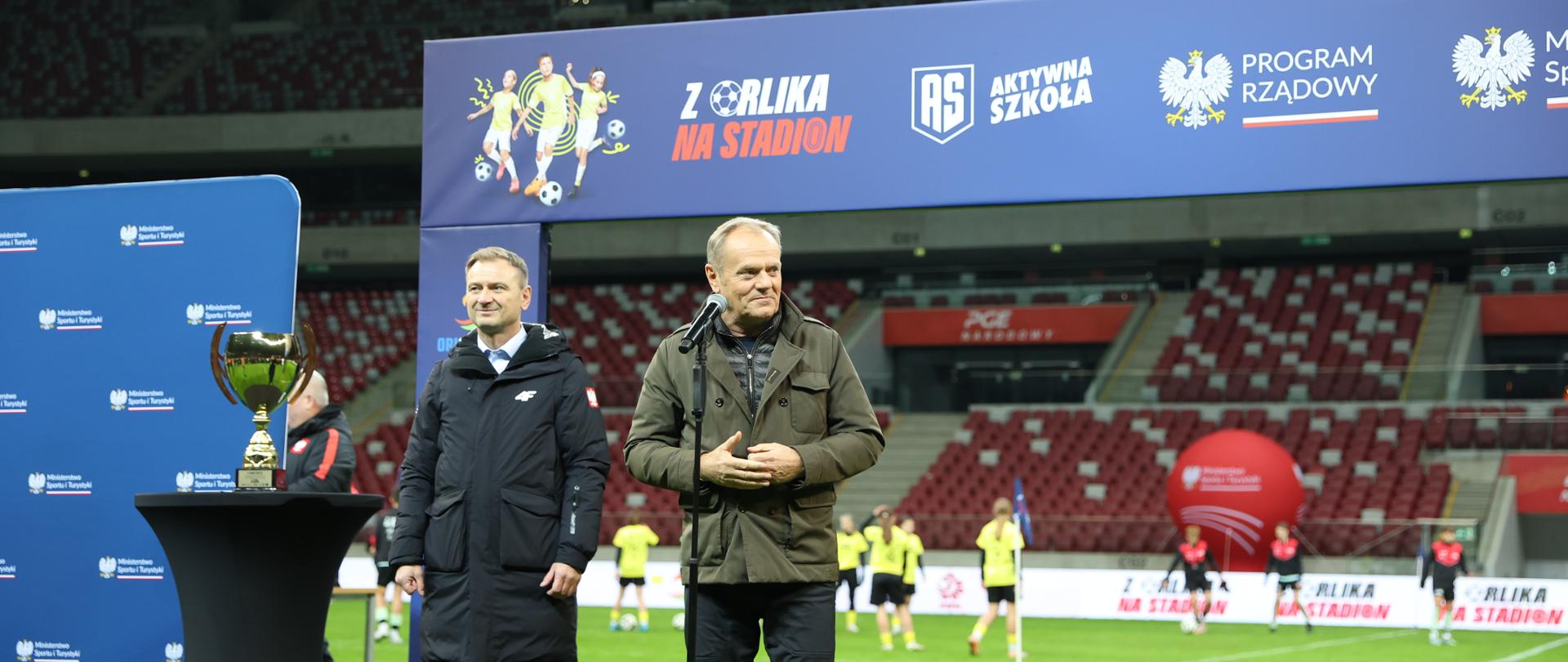 Premier Donald Tusk podczas wielkiego finału turnieju “Z Orlika na Stadion” dla młodych piłkarzy i piłkarek.