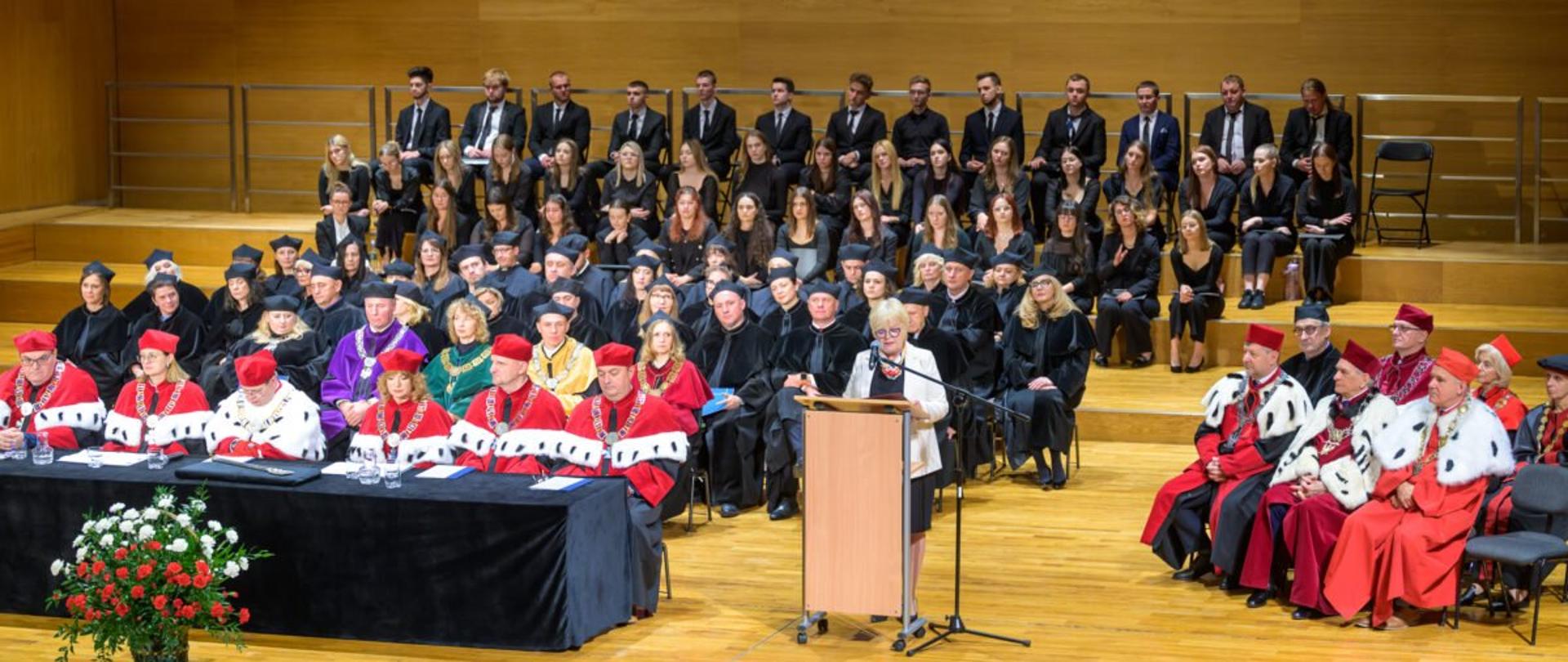 Wojewoda podkarpacki Teresa Kubas-Hul zabiera głos podczas inauguracji roku akademickiego Uniwersytetu Rzeszowskiego