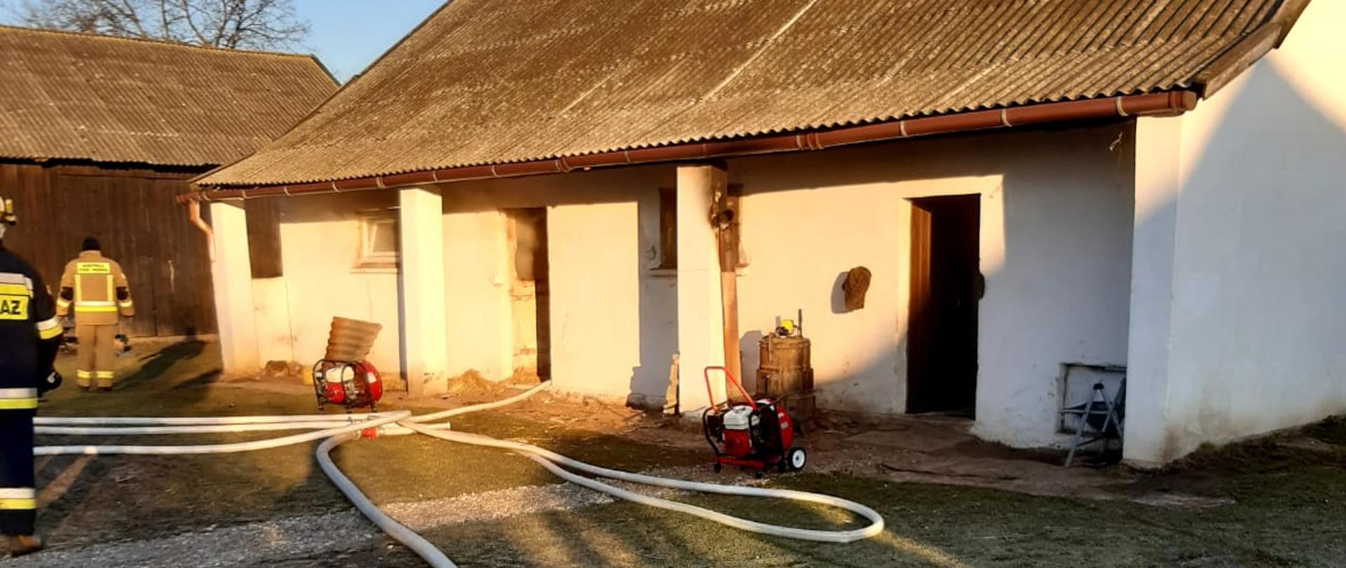 1. Pożar budynku inwentarskiego w miejscowości Dalechowice – prowadzone działania gaśnicze oraz oddymianie budynku