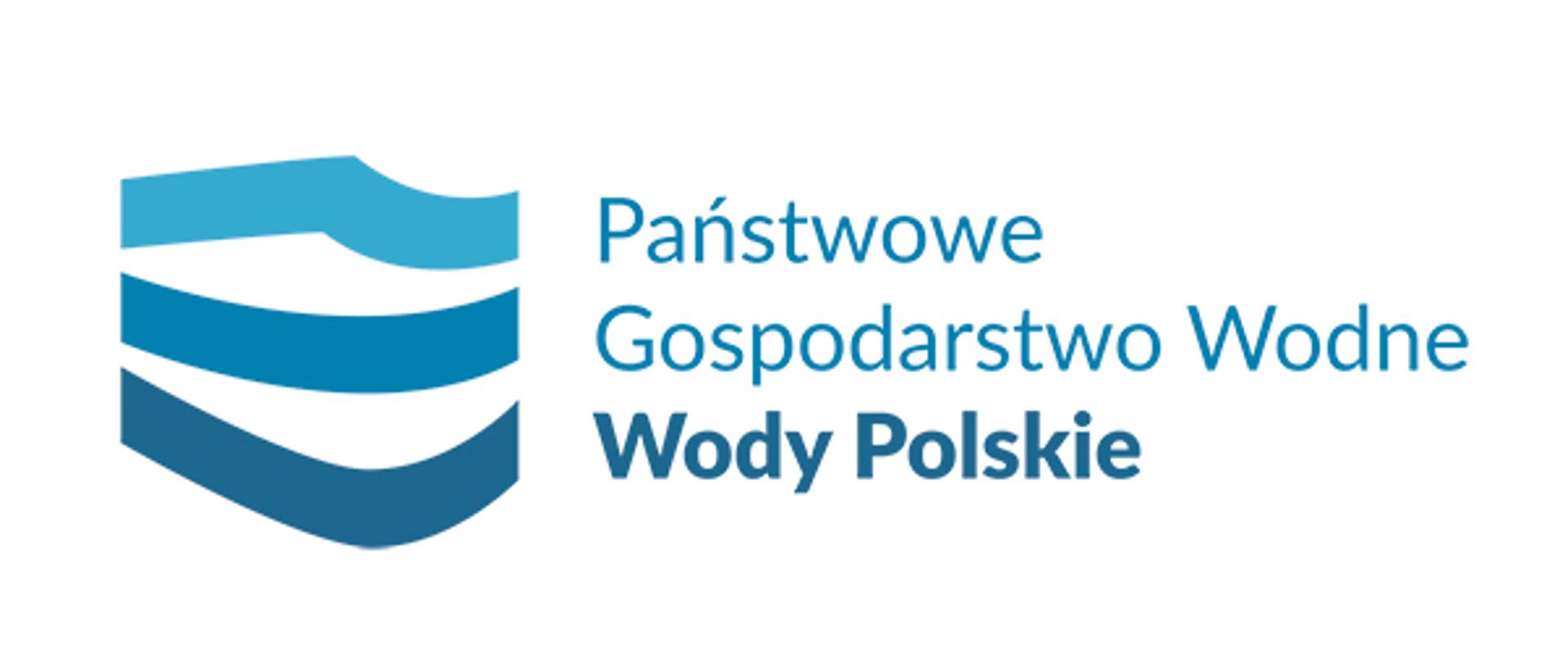 Logo - Wody Polskie - w kształcie poziomego prostokąta. Na białym tle, po lewej, znajduje się logotyp składający się z trzech fal w trzech odcieniach niebieskiego, które kształtem przypominają kontury Polski. Centralnie i w prawo widać niebieski napis - Państwowe Gospodarstwo Wodne Wody Polskie. 