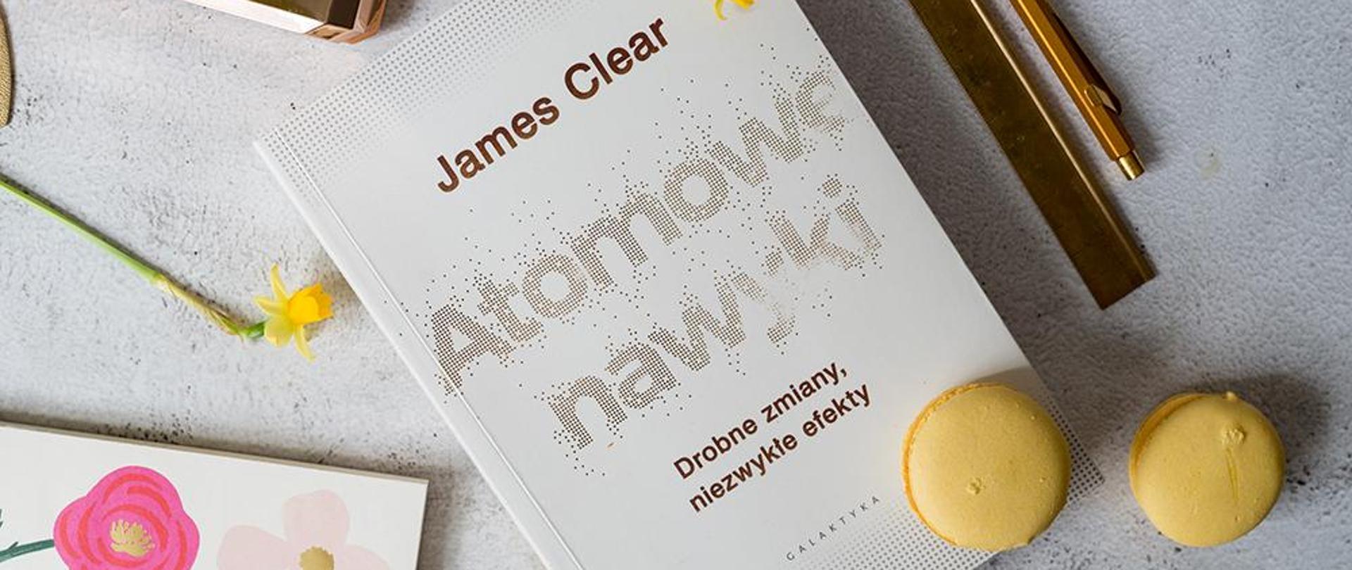 Książka z napisem na okładce: James Clear Atomowe nawyki. Drobne zmiany, niezwykłe efekty.