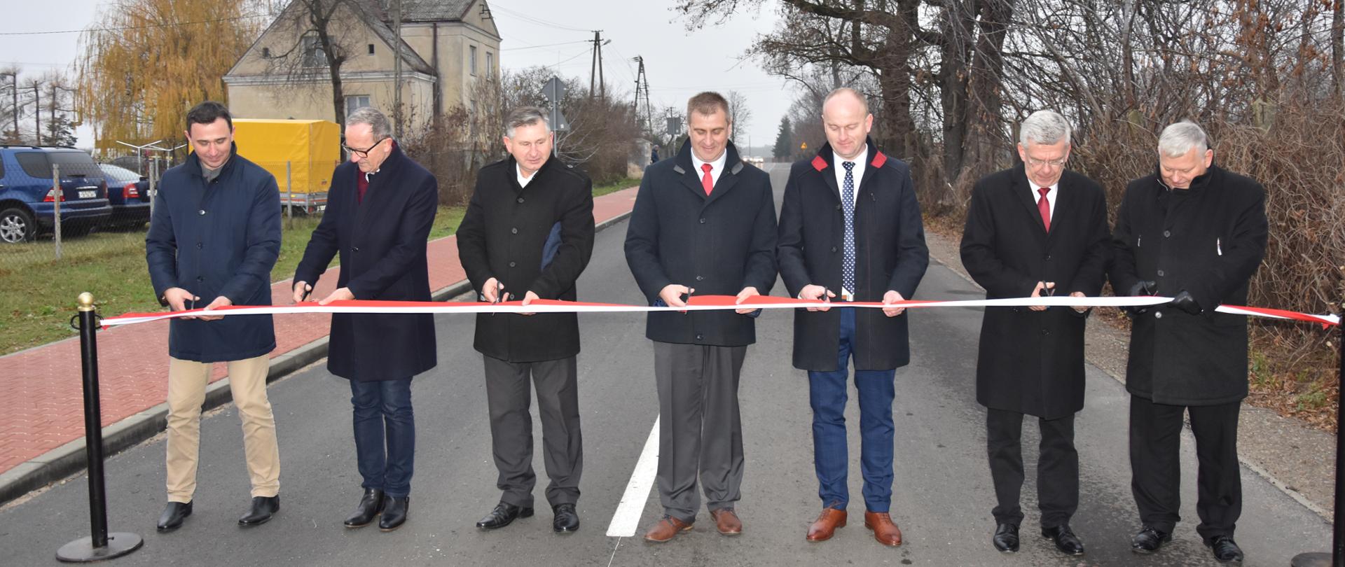 Uroczyste otwarcie przebudowanej drogi w powiecie grójeckim.