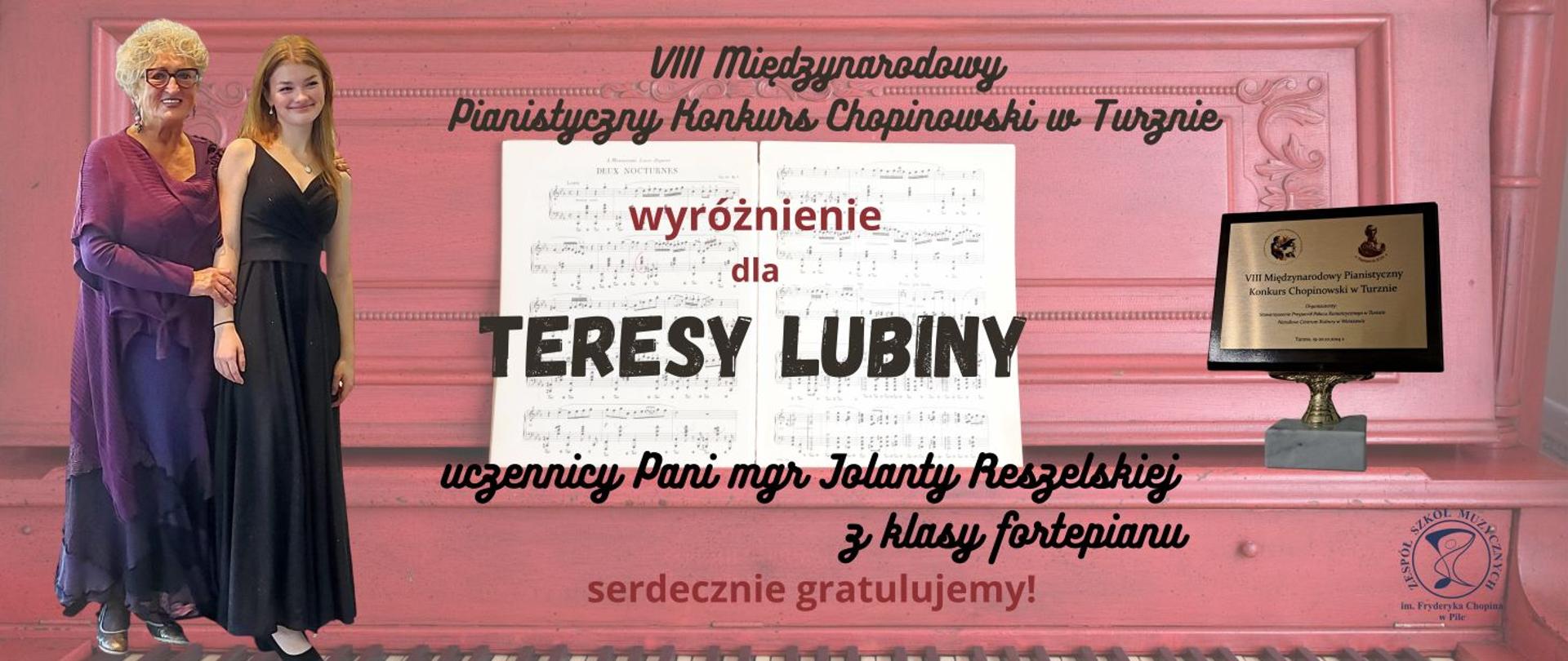 Na tle różowego fortepianu rozłożone nuty. Z lewej strony blondynka w krótkich kręconych włosach, w okularach, w długiej fioletowej sukni obejmuje młodą dziewczynę, blondynkę w długich rozpuszczonych włosach i w czarnej długiej sukience na ramiączkach.