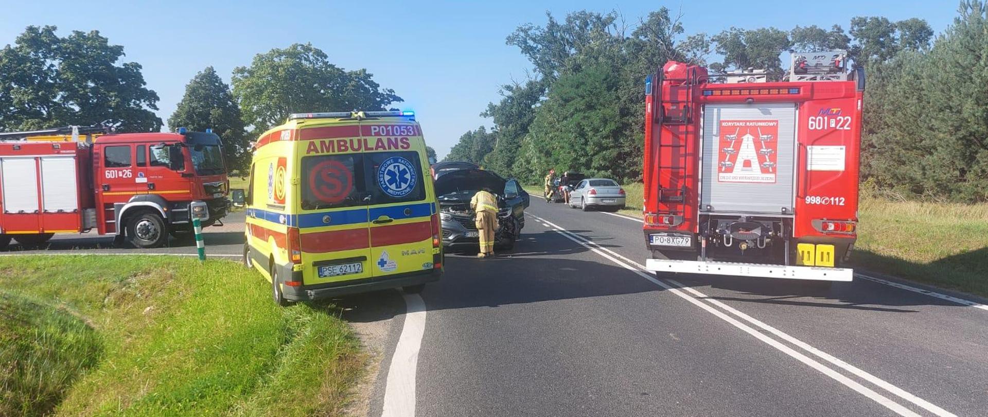 Uszkodzone pojazdy oraz zastępy JRG Śrem i ambulans ZRM "S" 