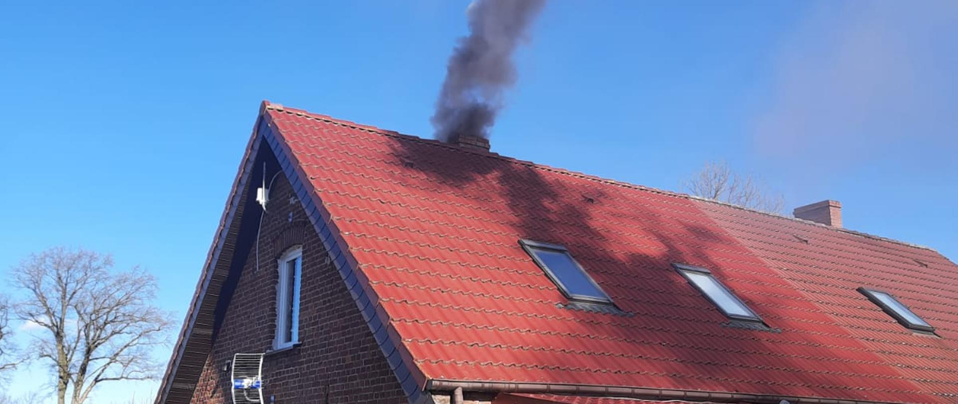 widoczny dym z komina w budynku jednorodzinnym