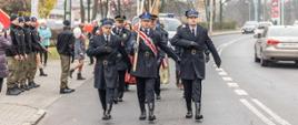 Poczet Sztandarowy Komend Miejskiej Państwowej Straży Pożarnej maszeruje ulicami Świętochłowic.