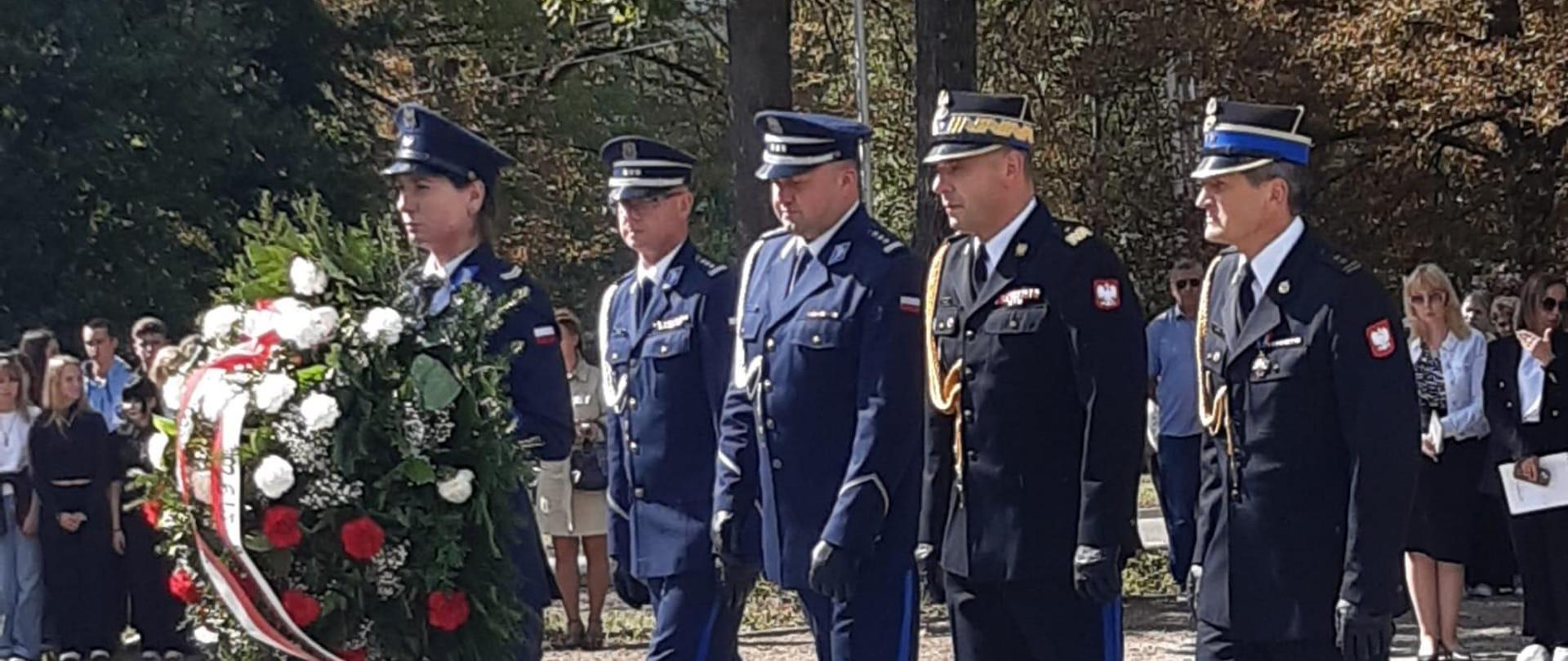 Komendanci podczas marszu za wieńcem